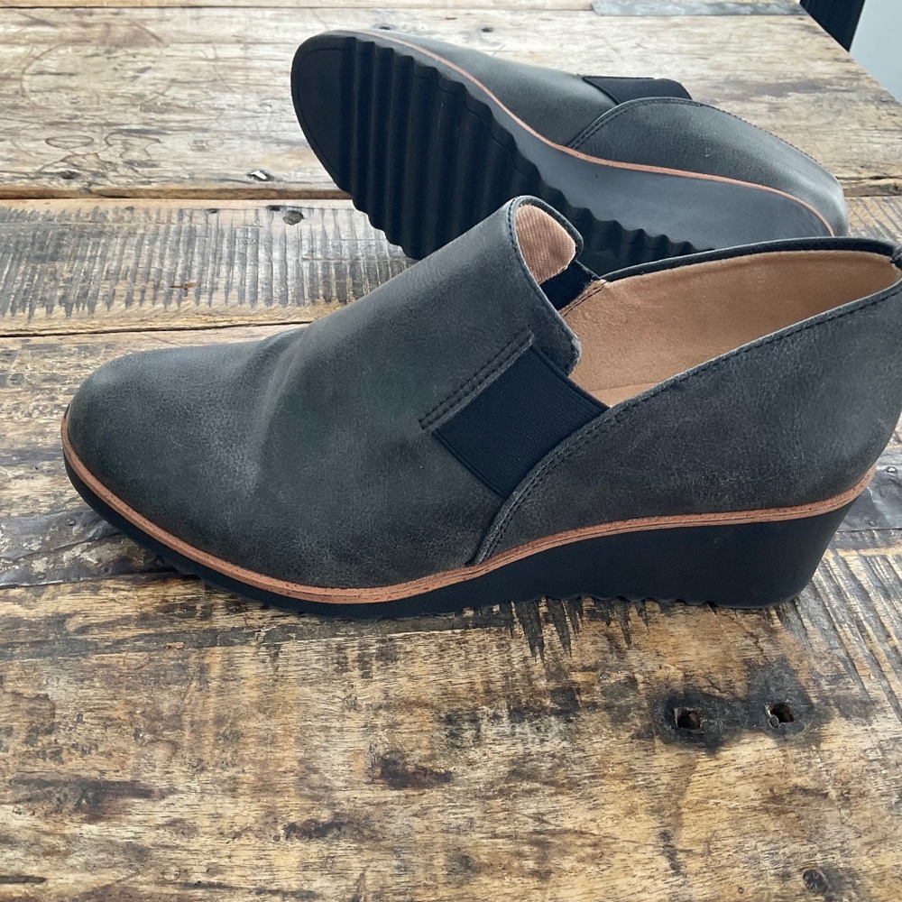 Life Stride dark gray shoe,8 M.